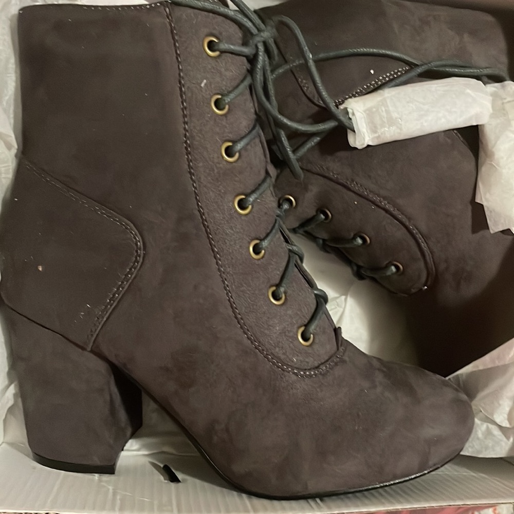 NEW grey boot size 7 new with box